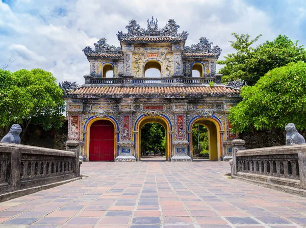 De hoofdpoort in de oude citadel van Hue, de keizerlijke verboden paarse stad — Stockfoto