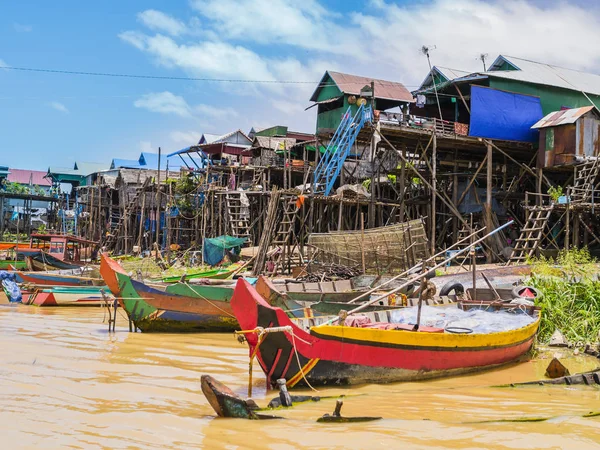 Kampong Phluk kayan Köyü, Tonle Sap Gölü, Siem Reap Eyaleti, Kamboçya tekneler ve Uzunbacak evlerde