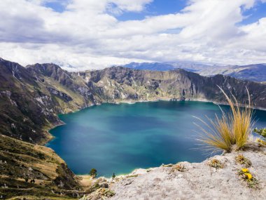 Quilotoa lagün, volkanik krater Gölü Ekvator turkuaz suları
