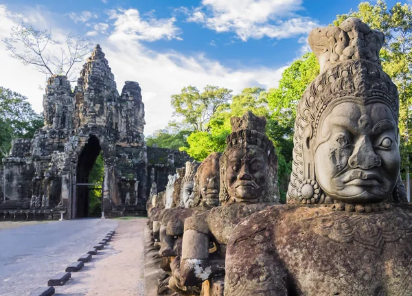 Řada Soch Démonů Komplexu Jižní Brána Angkor Thom Siem Reap — Stock fotografie