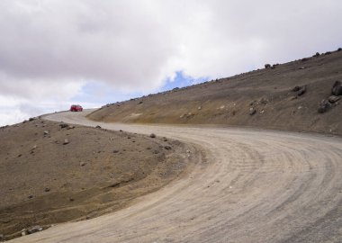 Chimborazo Ulusal Parkı, Ekvador 'da virajlı toprak yolu olan ay manzarası
