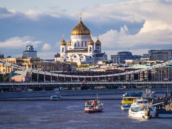 Moskva nehir köprüleri üzerindeki Ortodoks İsa Katedrali 'nin panoramik manzarası, Moskova, Rusya