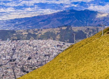 Ekvador, Quito 'nun güney kısmının panoramik manzarası Rucu Pichincha yanardağından