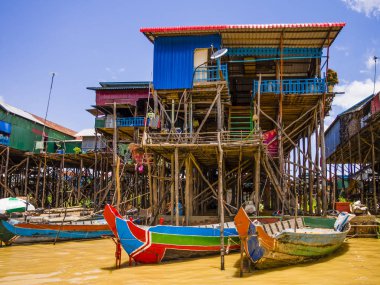 Geleneksel Kampong Phluk yüzen köyü, renkli tekneleri ve stilt evleri, Tonle Sap Gölü, Siem Reap Eyaleti, Kamboçya
