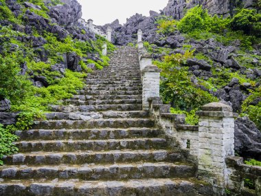 Ninh Binh, Vietnam 'daki en güzel manzaralardan biri olan Hang Mua Pagoda' ya ulaşmak için yalancı ejderha dağına tırmanan taş merdiven.