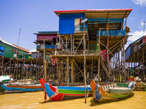 Geleneksel Kampong Phluk yüzen köyü, renkli tekneleri ve stilt evleri, Tonle Sap Gölü, Siem Reap Eyaleti, Kamboçya
