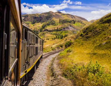 Şeytan Burnu treni güzel bir And manzarası üzerinde ilerliyor, Alausi, Ekvador