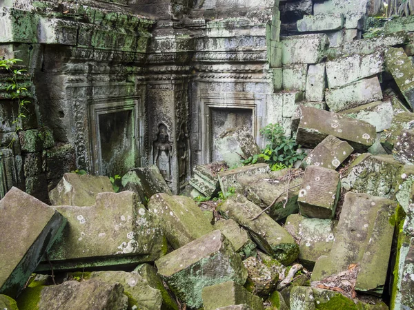 Prohm Tapınağının Yıkılmış Taş Yapısı Arka Planında Güzel Hindu Heykelleri — Stok fotoğraf