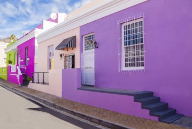 Güney Afrika Cape Town 'daki en renkli mahallelerden biri olan Bo Kaap Bölgesi' nin çarpıcı manzarası.