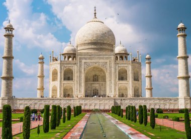 Güneşli bir günde Taj Mahal ve minarelerinin göz kamaştırıcı manzarası, Agra, Uttar Pradesh, Hindistan