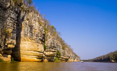 Manambolo nehrinin muhteşem taş oluşumları suya, Tsingy de Bemaraha Katı Doğa Rezervi 'ne, Madagaskar' a yansıyor. 