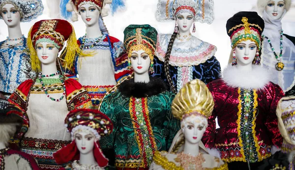 Fila Bonecas Típicas Vestindo Roupas Tradicionais Coloridas Rússia — Fotografia de Stock