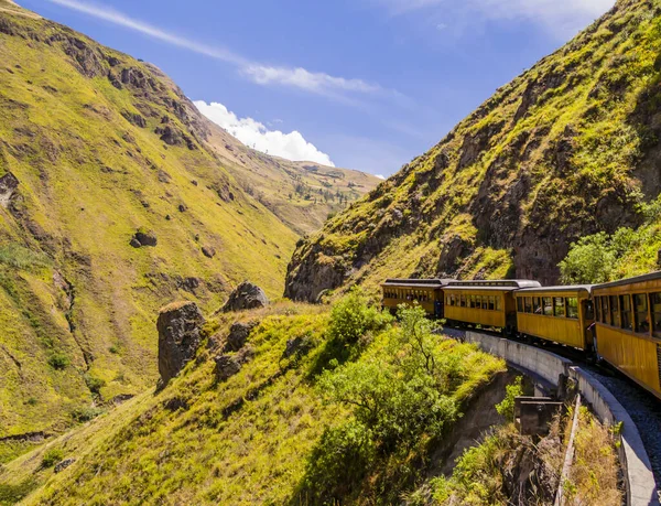 在美丽的安第斯山脉风景下运行的魔鬼鼻子列车的令人惊叹的景象 厄瓜多尔阿拉乌西 — 图库照片