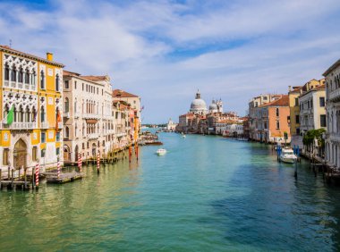 Büyük Kanal ve Bazilika 'nın göz kamaştırıcı manzarası Santa Maria della Salute, Venedik, İtalya