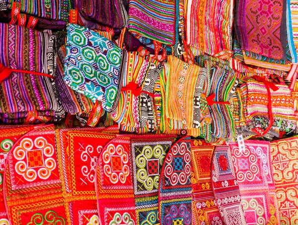 Exibição Tecidos Étnicos Multicoloridos Com Formas Geométricas Mercado Can Cau — Fotografia de Stock