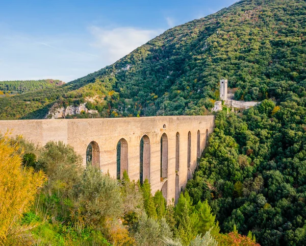 İtalya 'nın Spoleto kentindeki Ponte delle Torri antik ortaçağ köprüsünün manzarası