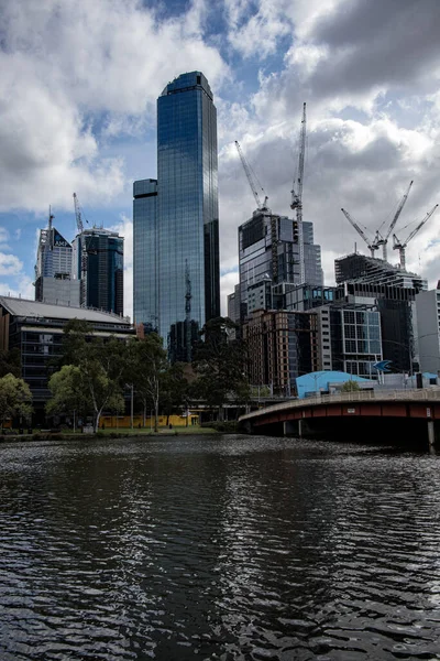 Melbourne şehri Yarra Nehri 'nin karşısında.