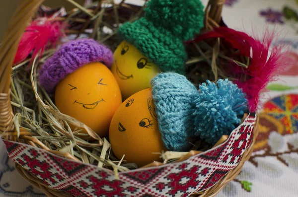 Huevos Pintados Pascua Mostrando Emociones Colocados Canasta Mimbre Llena Paja Imágenes de stock libres de derechos