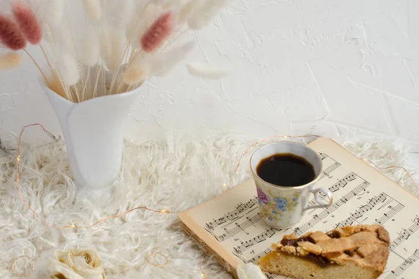 Taza Café Galletas Decoradas Con Hierba Hinchada Beige Jarrón Blanco Fotos de stock