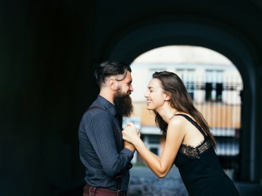 genç gülümseyen mutlu çift