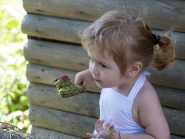 At kuyruğu çocukla kek yiyor