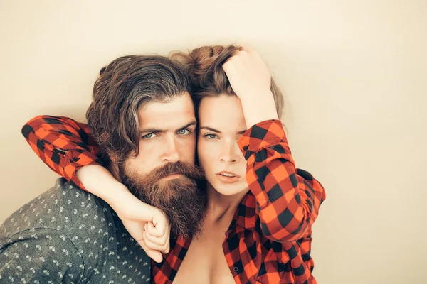 Pareja joven al aire libre sobre fondo gris —  Fotos de Stock