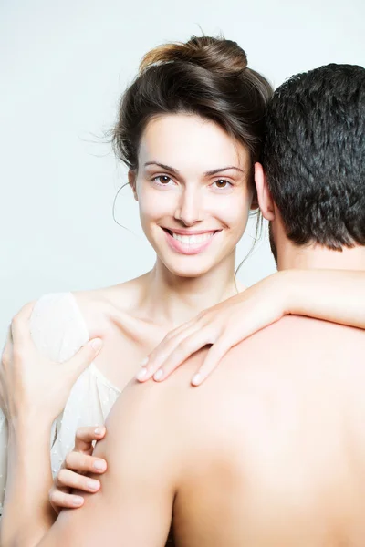 Jovem casal sexy no estúdio — Fotografia de Stock