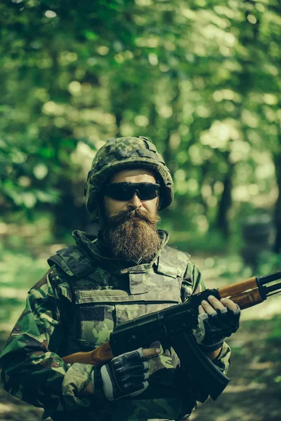 Retrato de soldado em óculos de sol — Fotografia de Stock