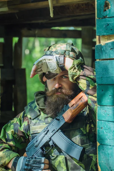 Retrato de soldado en camuflaje — Foto de Stock