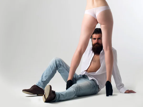 Homme barbu avec des jambes et des fesses féminines — Photo