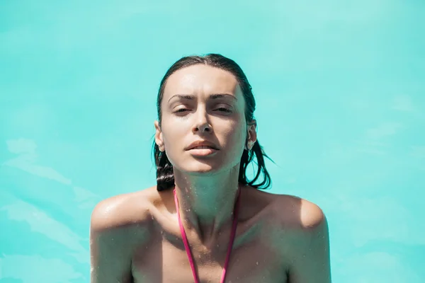 Ganska sexig kvinna i poolen — Stockfoto