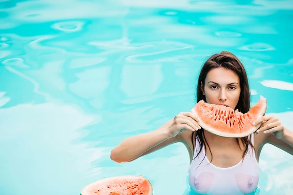 Mujer sexy con sandía en la piscina — Foto de Stock