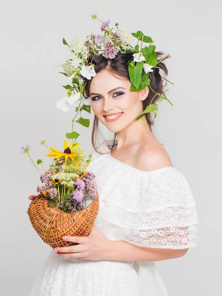 Joven chica bonita con corona de flores — Foto de Stock