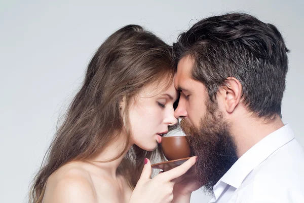 Jovem casal com xícara de café — Fotografia de Stock