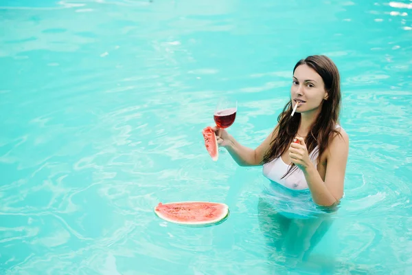 Chica fumar con sandía y vino en la piscina — Foto de Stock