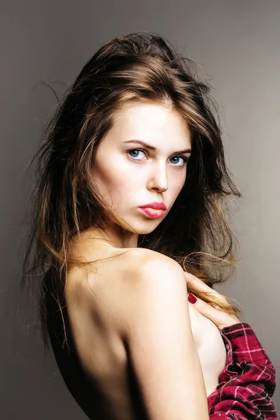 Menina bonita em camisa xadrez vermelho — Fotografia de Stock