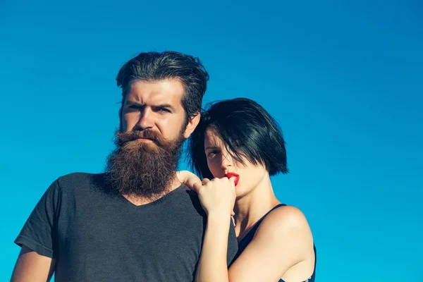 Pareja joven en el cielo azul — Foto de Stock