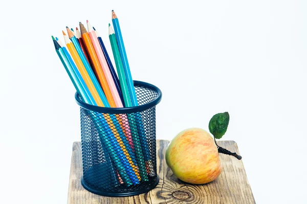 Stand ve elma renkli kalemler — Stok fotoğraf