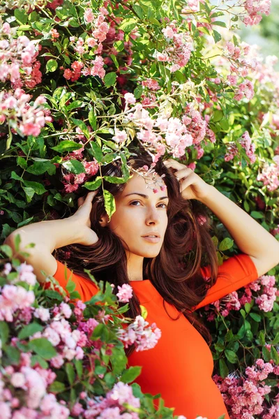 Çiçek çiçekler arasında güzel kız — Stok fotoğraf