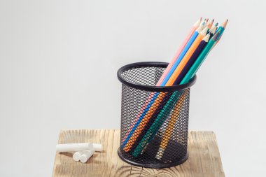 Ofis standında renkli kalemler