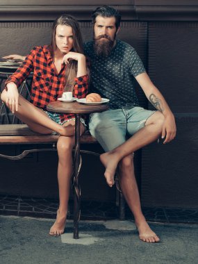 Hipster çift yalınayak