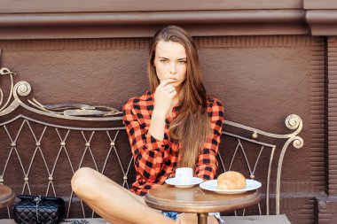 Seksi kız parmak yalıyor