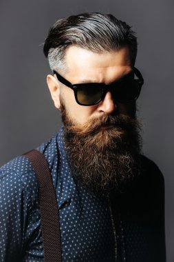 Yakışıklı sakallı adam.