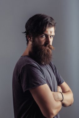 Genç adam hipster sakallı