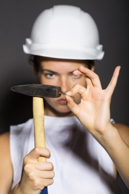 Kız repairer çekiç ile