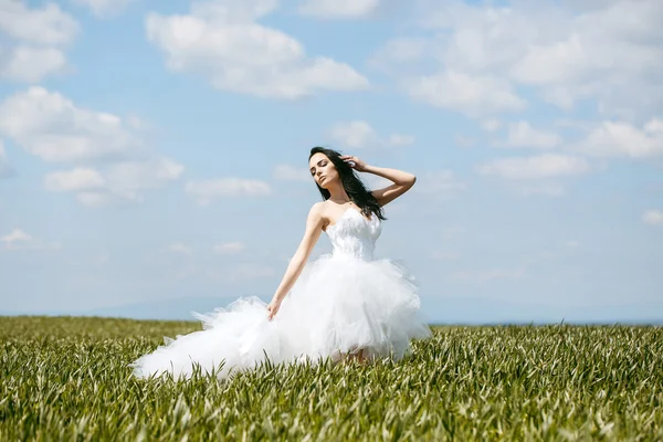 Красивая свадебная девушка на зеленой траве и небе — стоковое фото