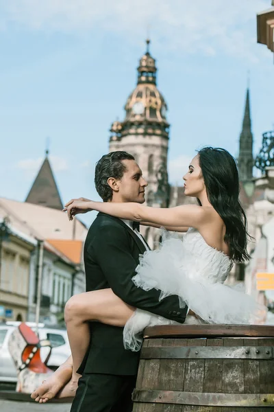 Matrimonio coppia su botte di legno vicino al castello — Foto Stock