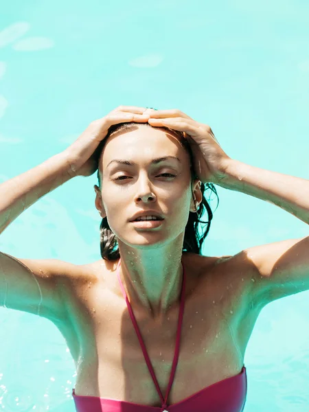 Yüzme havuzunda çok seksi kadın — Stok fotoğraf