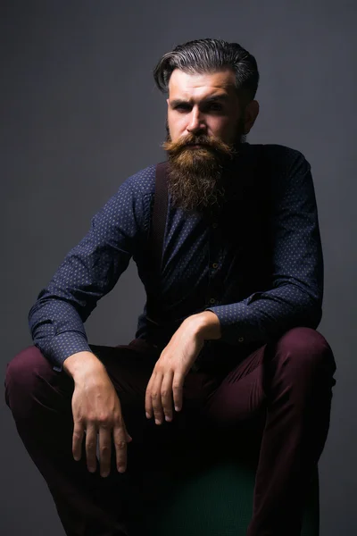 Красивый бородатый модник — стоковое фото