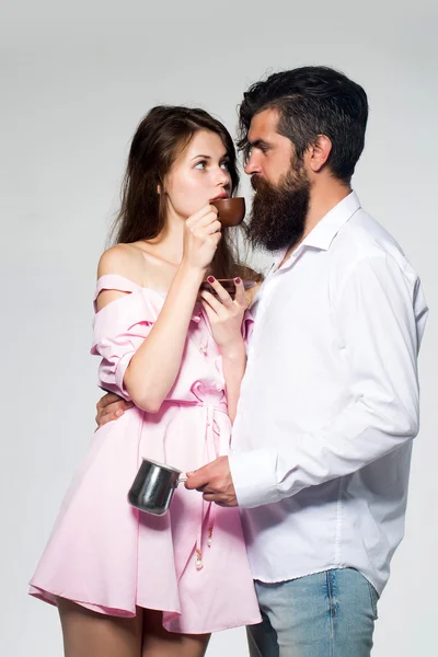 Jeune couple avec tasse de café et pot — Photo